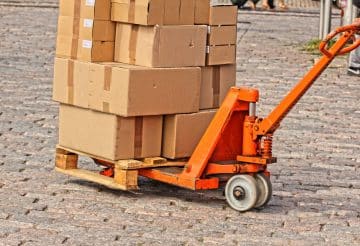 The Differences Between Couriers And Logistics Companies